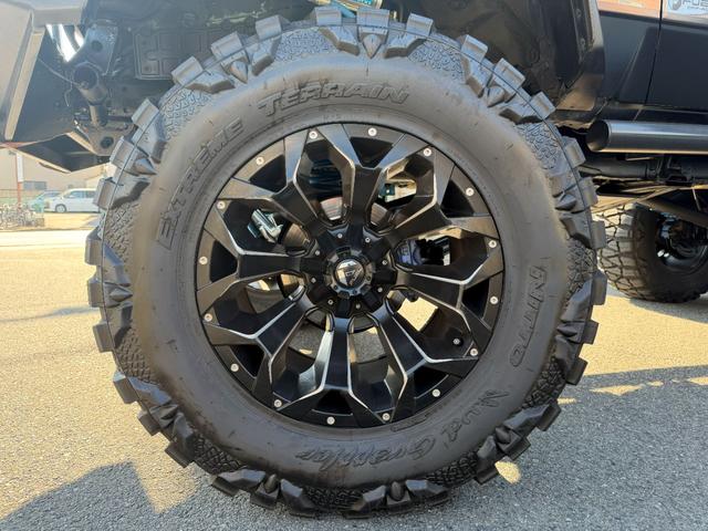 ランドクルーザー70 ZX サンルーフ サイバーナビ 全塗装 10インチアップ KINGショック 20インチFUELアルミ NITTO マッドグラップラー ARBルーフラック シートカバー VIPER FOCALスピーカー(8枚目)