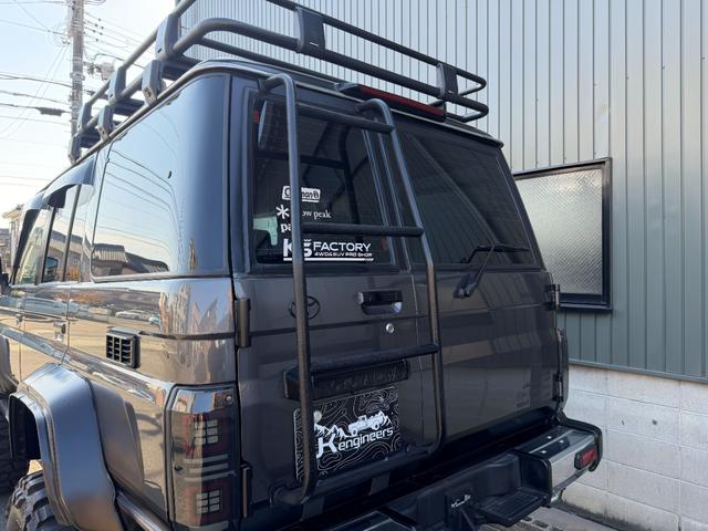 ランドクルーザー70 ZX サンルーフ サイバーナビ 全塗装 10インチアップ KINGショック 20インチFUELアルミ NITTO マッドグラップラー ARBルーフラック シートカバー VIPER FOCALスピーカー(14枚目)