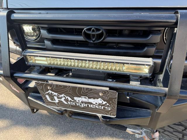 ランドクルーザー70 ZX サンルーフ サイバーナビ 全塗装 10インチアップ KINGショック 20インチFUELアルミ NITTO マッドグラップラー ARBルーフラック シートカバー VIPER FOCALスピーカー(15枚目)