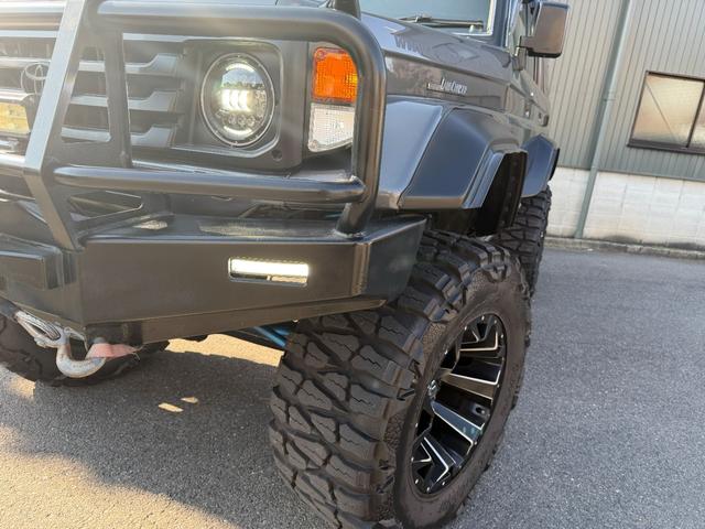 ランドクルーザー70 ZX サンルーフ サイバーナビ 全塗装 10インチアップ KINGショック 20インチFUELアルミ NITTO マッドグラップラー ARBルーフラック シートカバー VIPER FOCALスピーカー(17枚目)