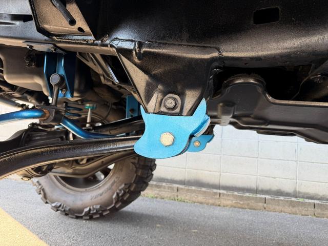 ランドクルーザー70 ZX サンルーフ サイバーナビ 全塗装 10インチアップ KINGショック 20インチFUELアルミ NITTO マッドグラップラー ARBルーフラック シートカバー VIPER FOCALスピーカー(19枚目)