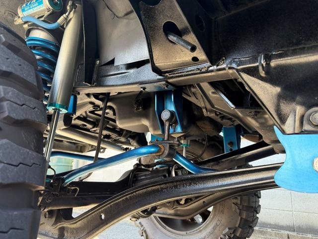 ランドクルーザー70 ZX サンルーフ サイバーナビ 全塗装 10インチアップ KINGショック 20インチFUELアルミ NITTO マッドグラップラー ARBルーフラック シートカバー VIPER FOCALスピーカー(20枚目)
