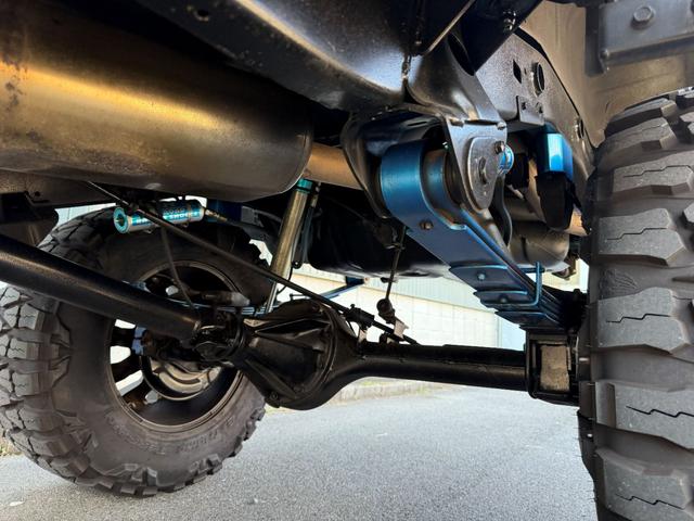ランドクルーザー70 ZX サンルーフ サイバーナビ 全塗装 10インチアップ KINGショック 20インチFUELアルミ NITTO マッドグラップラー ARBルーフラック シートカバー VIPER FOCALスピーカー(21枚目)