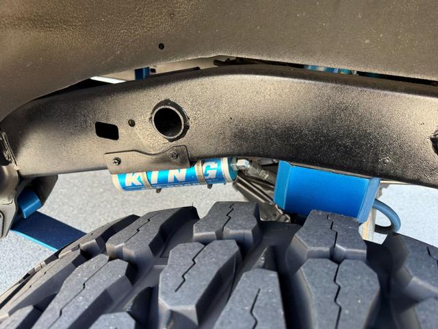 ランドクルーザー70 ZX サンルーフ サイバーナビ 全塗装 10インチアップ KINGショック 20インチFUELアルミ NITTO マッドグラップラー ARBルーフラック シートカバー VIPER FOCALスピーカー(22枚目)