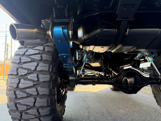 ランドクルーザー70 ZX サンルーフ サイバーナビ 全塗装 10インチアップ KINGショック 20インチFUELアルミ NITTO マッドグラップラー ARBルーフラック シートカバー VIPER FOCALスピーカー(23枚目)