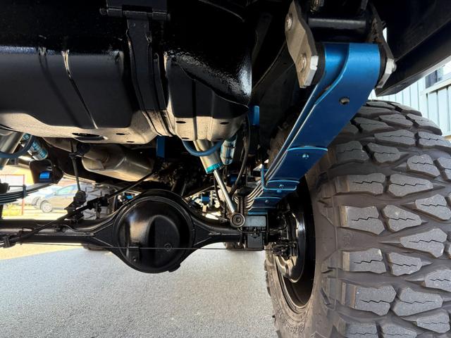 ランドクルーザー70 ZX サンルーフ サイバーナビ 全塗装 10インチアップ KINGショック 20インチFUELアルミ NITTO マッドグラップラー ARBルーフラック シートカバー VIPER FOCALスピーカー(24枚目)