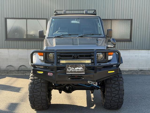 ランドクルーザー70 ZX サンルーフ サイバーナビ 全塗装 10インチアップ KINGショック 20インチFUELアルミ NITTO マッドグラップラー ARBルーフラック シートカバー VIPER FOCALスピーカー(26枚目)