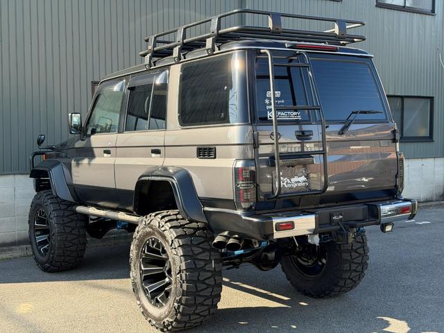 ランドクルーザー70 ZX サンルーフ サイバーナビ 全塗装 10インチアップ KINGショック 20インチFUELアルミ NITTO マッドグラップラー ARBルーフラック シートカバー VIPER FOCALスピーカー(29枚目)