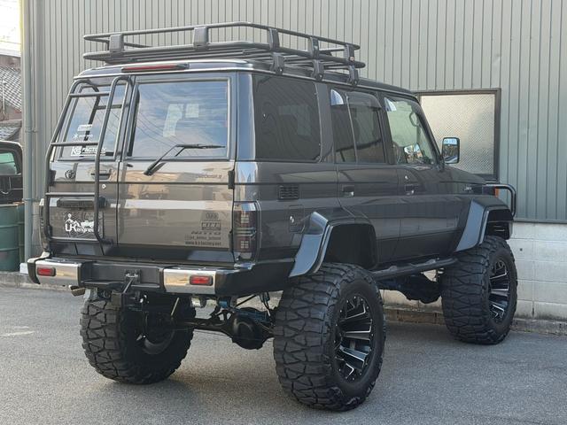 ランドクルーザー70 ZX サンルーフ サイバーナビ 全塗装 10インチアップ KINGショック 20インチFUELアルミ NITTO マッドグラップラー ARBルーフラック シートカバー VIPER FOCALスピーカー(30枚目)