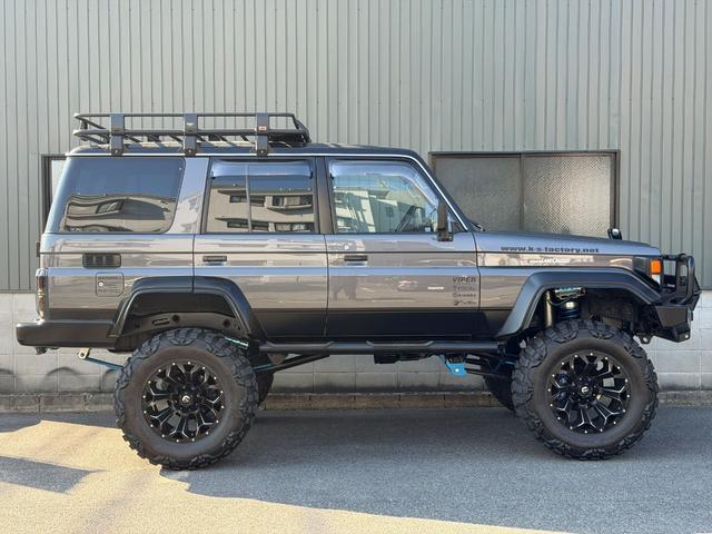 ランドクルーザー70 ZX サンルーフ サイバーナビ 全塗装 10インチアップ KINGショック 20インチFUELアルミ NITTO マッドグラップラー ARBルーフラック シートカバー VIPER FOCALスピーカー(31枚目)