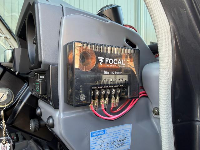 ランドクルーザー70 ZX サンルーフ サイバーナビ 全塗装 10インチアップ KINGショック 20インチFUELアルミ NITTO マッドグラップラー ARBルーフラック シートカバー VIPER FOCALスピーカー(33枚目)