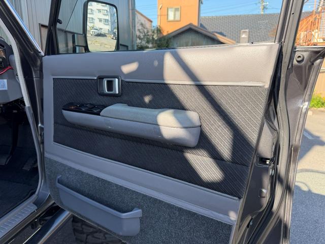 ランドクルーザー70 ZX サンルーフ サイバーナビ 全塗装 10インチアップ KINGショック 20インチFUELアルミ NITTO マッドグラップラー ARBルーフラック シートカバー VIPER FOCALスピーカー(38枚目)