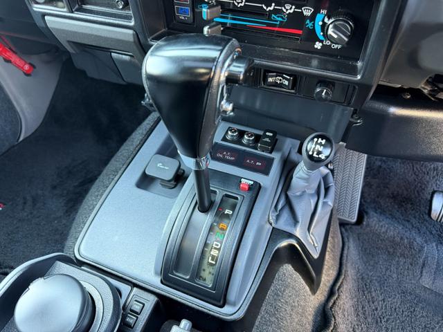 ランドクルーザー70 ZX サンルーフ サイバーナビ 全塗装 10インチアップ KINGショック 20インチFUELアルミ NITTO マッドグラップラー ARBルーフラック シートカバー VIPER FOCALスピーカー(41枚目)