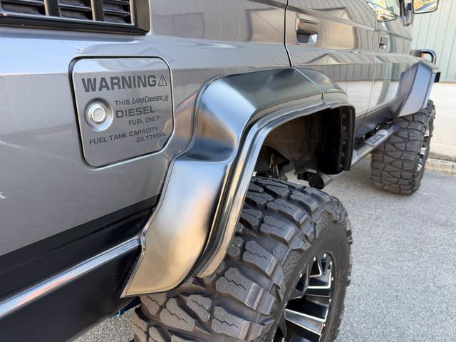 ランドクルーザー70 ZX サンルーフ サイバーナビ 全塗装 10インチアップ KINGショック 20インチFUELアルミ NITTO マッドグラップラー ARBルーフラック シートカバー VIPER FOCALスピーカー(46枚目)