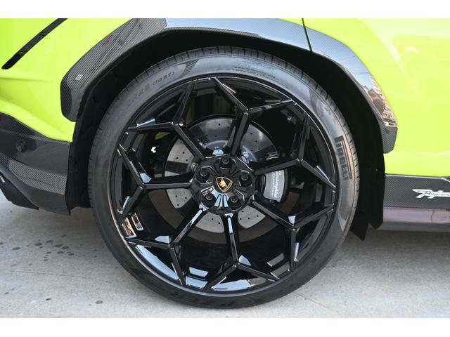 ウルス 　ペルフォルマンテ　ＯＰ９８０　ＶｅｒｄｅＳｃａｎｄａｌ　２３インチ鍛造チタンボルトＡＷ　パノラマルーフ　カーボンシャイニーインテリア　レッドインナーハンドル　ダークＰＫＧ　ブラックアクラポヴィッチ（20枚目）