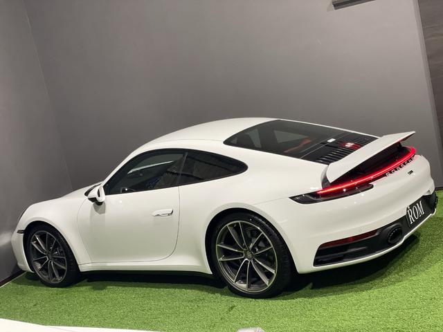 ９１１カレラ　登録済未使用ｌ車　ツートンレザー（赤黒）　スポーツエグゾースト　スポーツクロノ　ベンチレーション　２０／２１インチｃａｒｒｅｒｒａ　ｃｌａｓｓｉｃホイール　スポーツプラスシート　レーンチェンジＡ(9枚目)