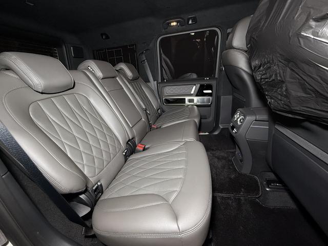 Ｇクラス Ｇ４５０ｄ　ＡＭＧラインパッケージ　ｍａｎｕｆａｃｔｕｒｅ　ｐｒｏｇｒａｍプラス　ナイトＰＫＧ　ボディ同色スペアＴ　レザーＥＸ　サンルーフ　チタニウムグレー本革　ベンチレーター　シートヒーター　全周囲カメラ　ブルメスターＳＳ（14枚目）