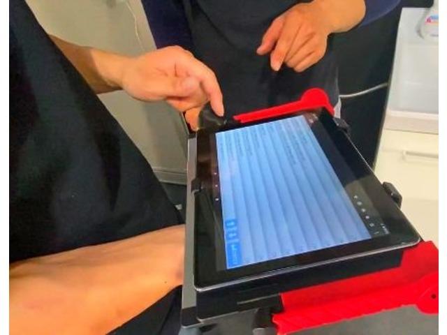 SL SL43 黒本革 レーダーセーフティ ヘッドアップディスプレイ メモリ付き電動シート シートヒーター ベンチレーター ブルメスターSS アンビエントライト 全周囲カメラ リラクゼーション機能 置き型充電(5枚目)