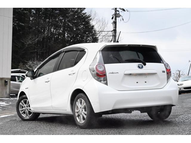 アクア Ｓ　ＨＶバッテリ－１年保証　ナビ　フルセグＴＶ　バックカメラ　社外ＡＷ　記録簿　Ｂｌｕｅｔｏｏｔｈ接続　スマートキー　ＣＤ　ＤＶＤ　横滑り防止装置　パワーウィンドウ　運転席／助手席エアバック　ＡＢＳ（5枚目）