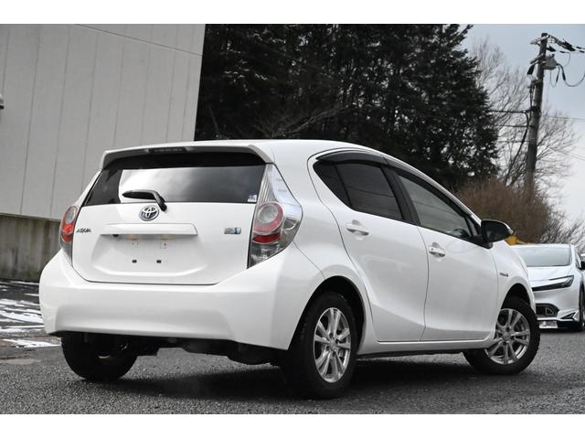 アクア Ｓ　ＨＶバッテリ－１年保証　ナビ　フルセグＴＶ　バックカメラ　社外ＡＷ　記録簿　Ｂｌｕｅｔｏｏｔｈ接続　スマートキー　ＣＤ　ＤＶＤ　横滑り防止装置　パワーウィンドウ　運転席／助手席エアバック　ＡＢＳ（7枚目）