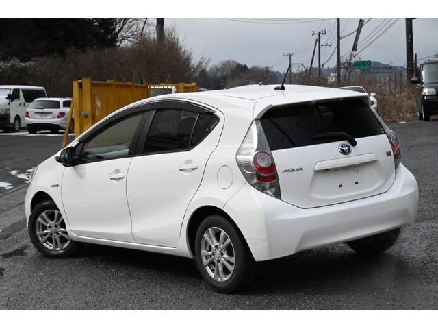 アクア Ｓ　ＨＶバッテリ－１年保証　ナビ　フルセグＴＶ　バックカメラ　社外ＡＷ　記録簿　Ｂｌｕｅｔｏｏｔｈ接続　スマートキー　ＣＤ　ＤＶＤ　横滑り防止装置　パワーウィンドウ　運転席／助手席エアバック　ＡＢＳ（13枚目）