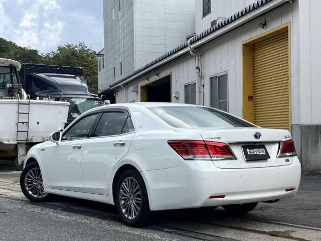 クラウンハイブリッド ロイヤルサルーン　ブラックスタイル　ＨＶバッテリ－１年保証　ＨＤＤナビ　ＴＶ　バックカメラ　Ｂｌｕｅｔｏｏｔｈ接続　ＥＴＣ　純正ＡＷ　スマートキー　電動シート　盗難防止装置　クルコン（5枚目）