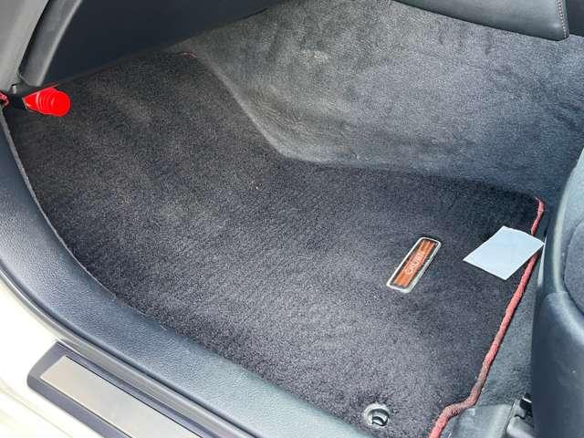 クラウンハイブリッド ロイヤルサルーン　ブラックスタイル　ＨＶバッテリ－１年保証　ＨＤＤナビ　ＴＶ　バックカメラ　Ｂｌｕｅｔｏｏｔｈ接続　ＥＴＣ　純正ＡＷ　スマートキー　電動シート　盗難防止装置　クルコン（50枚目）