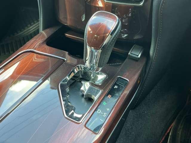 クラウンハイブリッド ロイヤルサルーン　ブラックスタイル　ＨＶバッテリ－１年保証　ＨＤＤナビ　ＴＶ　バックカメラ　Ｂｌｕｅｔｏｏｔｈ接続　ＥＴＣ　純正ＡＷ　スマートキー　電動シート　盗難防止装置　クルコン（73枚目）