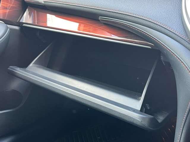 クラウンハイブリッド ロイヤルサルーン　ブラックスタイル　ＨＶバッテリ－１年保証　ＨＤＤナビ　ＴＶ　バックカメラ　Ｂｌｕｅｔｏｏｔｈ接続　ＥＴＣ　純正ＡＷ　スマートキー　電動シート　盗難防止装置　クルコン（76枚目）