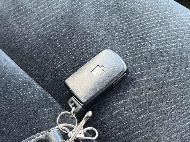 クラウンハイブリッド ロイヤルサルーン　ブラックスタイル　ＨＶバッテリ－１年保証　ＨＤＤナビ　ＴＶ　バックカメラ　Ｂｌｕｅｔｏｏｔｈ接続　ＥＴＣ　純正ＡＷ　スマートキー　電動シート　盗難防止装置　クルコン（77枚目）