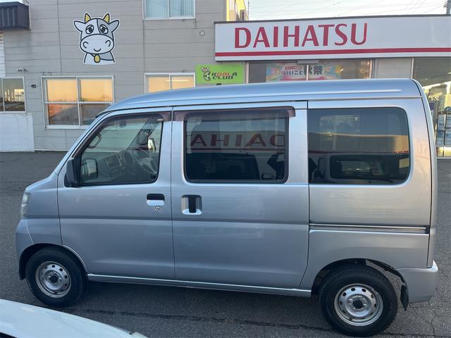 ハイゼットカーゴ 　４ＷＤ　ＭＴ　両側スライドドア　キーレスエントリー　エアコン　パワーステアリング　パワーウィンドウ　運転席エアバッグ　助手席エアバッグ（3枚目）