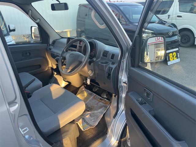 ハイゼットカーゴ 　４ＷＤ　ＭＴ　両側スライドドア　キーレスエントリー　エアコン　パワーステアリング　パワーウィンドウ　運転席エアバッグ　助手席エアバッグ（7枚目）