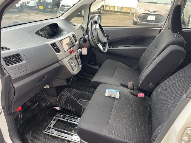 ムーヴ カスタム　ＲＳ　４ＷＤ　ＴＶ　ＨＩＤ　ＬＥＤヘッドランプ　スマートキー　アイドリングストップ　ベンチシート　ターボ　ＣＶＴ　盗難防止システム　ＡＢＳ　アルミホイール　衝突安全ボディ　エアコン　パワーステアリング（4枚目）