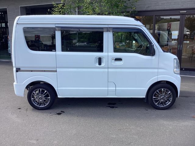 エブリイ ＰＣ　ハイルーフ　パートタイム４ＷＤ　スペリアホワイト　レーダーブレーキサポート装着車　純正オーディオ　ＥＴＣ　両側スライドドア　ライトレベライザー　キーレスエントリー　社外アルミホイール　ＬＥＤヘッドライト　横滑り防止装置（7枚目）