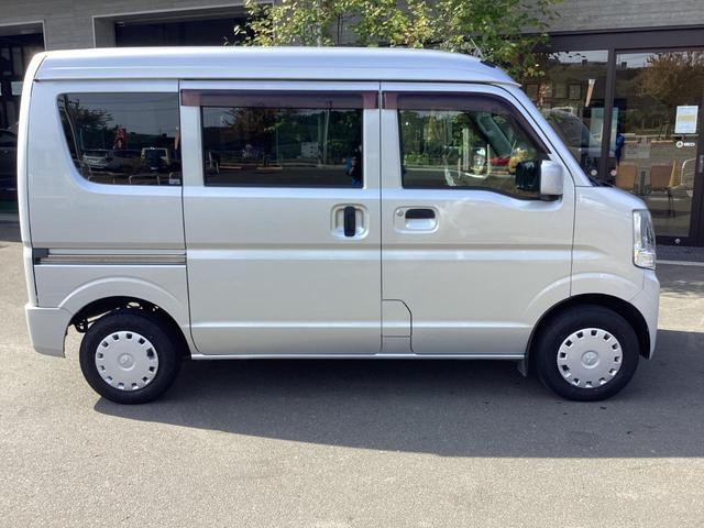 ミニキャブバン ブラボー パートタイム4WD ワンオーナー シルキーシルバーメタリック ハイルーフ オートマ 純正オーディオ AUX キーレスエントリー 電動格納ミラー 両側スライドドア ライトレベライザー(7枚目)