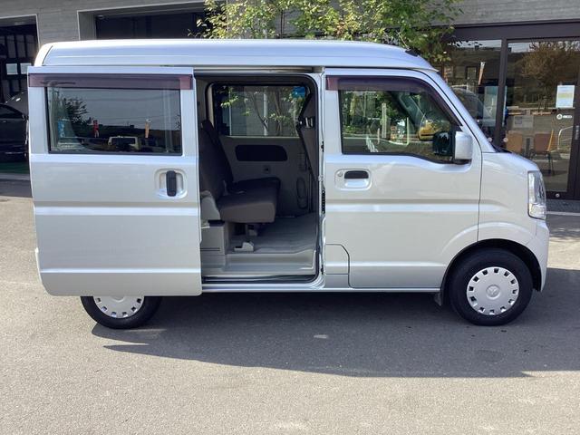 ミニキャブバン ブラボー パートタイム4WD ワンオーナー シルキーシルバーメタリック ハイルーフ オートマ 純正オーディオ AUX キーレスエントリー 電動格納ミラー 両側スライドドア ライトレベライザー(9枚目)