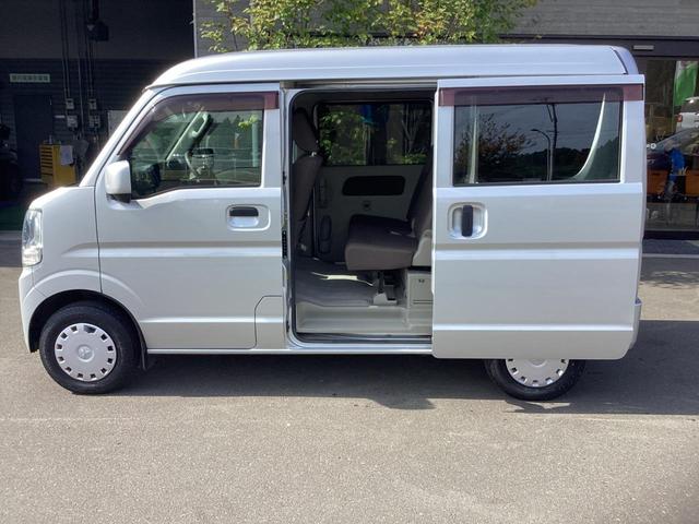 ミニキャブバン ブラボー パートタイム4WD ワンオーナー シルキーシルバーメタリック ハイルーフ オートマ 純正オーディオ AUX キーレスエントリー 電動格納ミラー 両側スライドドア ライトレベライザー(10枚目)