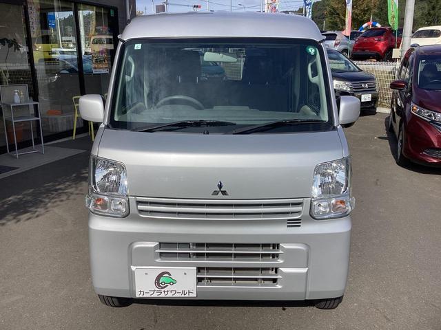 ミニキャブバン ブラボー パートタイム4WD ワンオーナー シルキーシルバーメタリック ハイルーフ オートマ 純正オーディオ AUX キーレスエントリー 電動格納ミラー 両側スライドドア ライトレベライザー(11枚目)