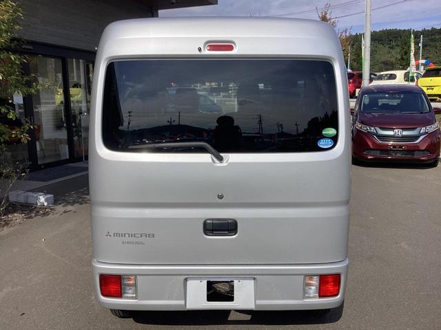 ミニキャブバン ブラボー パートタイム4WD ワンオーナー シルキーシルバーメタリック ハイルーフ オートマ 純正オーディオ AUX キーレスエントリー 電動格納ミラー 両側スライドドア ライトレベライザー(12枚目)