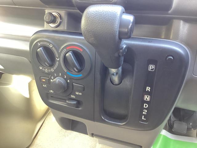 ミニキャブバン ブラボー パートタイム4WD ワンオーナー シルキーシルバーメタリック ハイルーフ オートマ 純正オーディオ AUX キーレスエントリー 電動格納ミラー 両側スライドドア ライトレベライザー(17枚目)