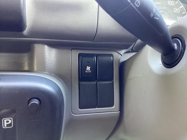 ミニキャブバン ブラボー パートタイム4WD ワンオーナー シルキーシルバーメタリック ハイルーフ オートマ 純正オーディオ AUX キーレスエントリー 電動格納ミラー 両側スライドドア ライトレベライザー(19枚目)