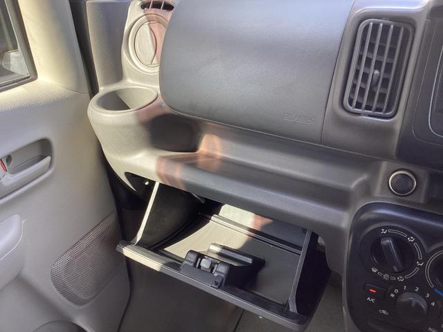 ミニキャブバン ブラボー パートタイム4WD ワンオーナー シルキーシルバーメタリック ハイルーフ オートマ 純正オーディオ AUX キーレスエントリー 電動格納ミラー 両側スライドドア ライトレベライザー(24枚目)