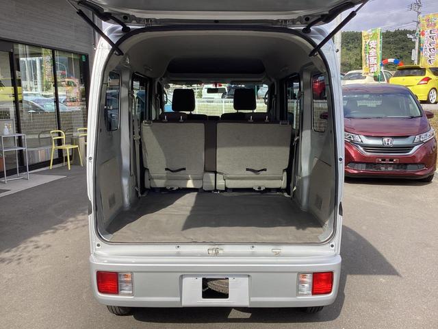 ミニキャブバン ブラボー パートタイム4WD ワンオーナー シルキーシルバーメタリック ハイルーフ オートマ 純正オーディオ AUX キーレスエントリー 電動格納ミラー 両側スライドドア ライトレベライザー(29枚目)