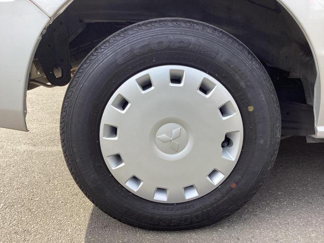 ミニキャブバン ブラボー パートタイム4WD ワンオーナー シルキーシルバーメタリック ハイルーフ オートマ 純正オーディオ AUX キーレスエントリー 電動格納ミラー 両側スライドドア ライトレベライザー(32枚目)