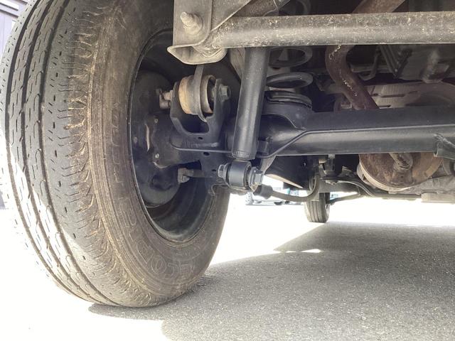 ミニキャブバン ブラボー パートタイム4WD ワンオーナー シルキーシルバーメタリック ハイルーフ オートマ 純正オーディオ AUX キーレスエントリー 電動格納ミラー 両側スライドドア ライトレベライザー(37枚目)