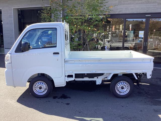 ハイゼットトラック スタンダード 4WD 5MT 届出済未使用車 スマートアシスト AMFMラジオ 電動式パワーステアリング マニュアルエアコン プリントレザーシート リヤコンビネーションランプ スーパーUVカットガラス クリーンエアフィルター クリアランスソナー(8枚目)