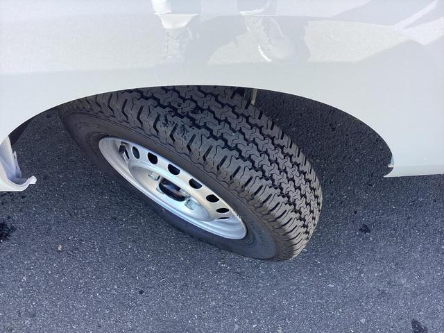 ハイゼットトラック スタンダード 4WD 5MT 届出済未使用車 スマートアシスト AMFMラジオ 電動式パワーステアリング マニュアルエアコン プリントレザーシート リヤコンビネーションランプ スーパーUVカットガラス クリーンエアフィルター クリアランスソナー(27枚目)