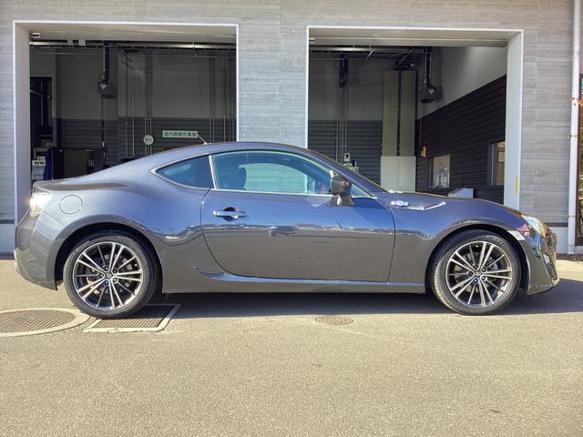 86 GT 6MT 社外ストラーダSDナビ フルセグTV ブルートゥース DVD再生 オートエアコン プッシュスタート スマートキー 純正17インチアルミホイール オートHIDヘッドライト フォグランプ 横滑防止装置(10枚目)