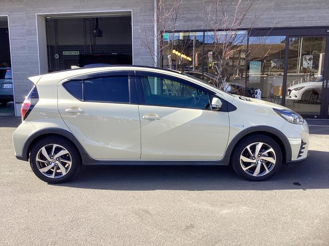 アクア クロスオーバー　トヨタセーフティセンス　ストラーダＳＤナビ　フルセグＴＶ　Ｂｌｕｅｔｏｏｔｈ　ＳＤ録音　ＤＶＤ　Ｂカメラ　ＥＴＣ　ドライブレコーダー　ハーフレザーシート　プッシュスタート　オートＬＥＤライト　純正ＡＷ（7枚目）