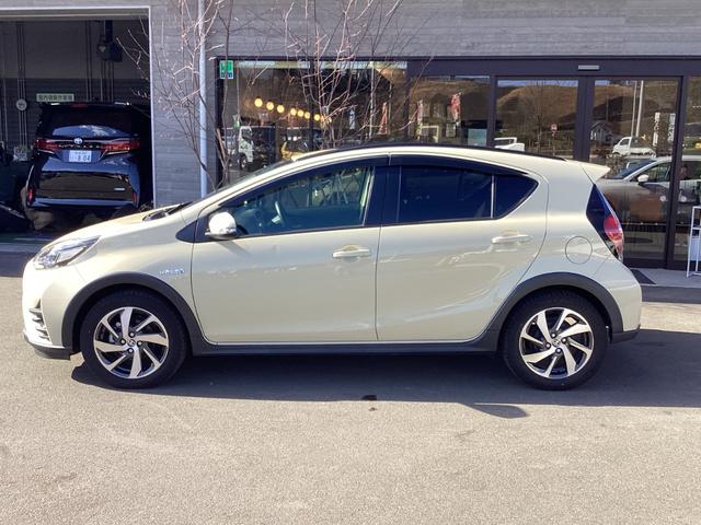 アクア クロスオーバー　トヨタセーフティセンス　ストラーダＳＤナビ　フルセグＴＶ　Ｂｌｕｅｔｏｏｔｈ　ＳＤ録音　ＤＶＤ　Ｂカメラ　ＥＴＣ　ドライブレコーダー　ハーフレザーシート　プッシュスタート　オートＬＥＤライト　純正ＡＷ（8枚目）